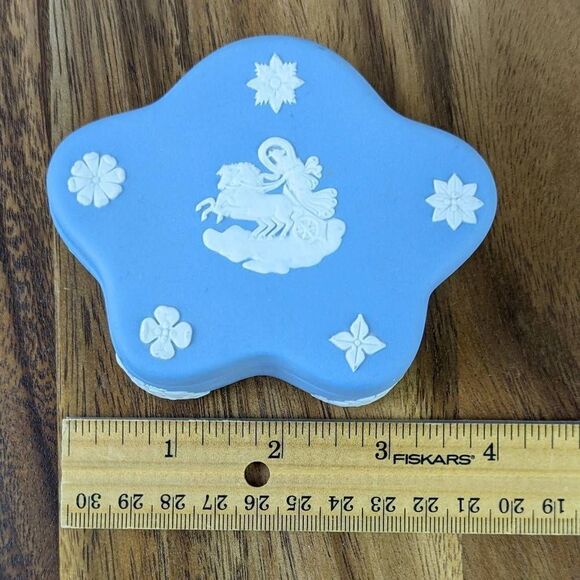 Wedgwood Pentafoil Jasperware Candy Box Pale Blue Cloud Shape 4"x1.5" - Picture 9 of 9